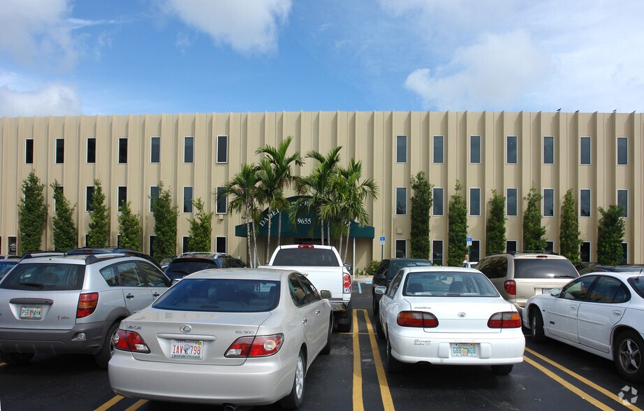 9655 S Dixie Hwy, Miami, FL à louer - Photo du bâtiment - Image 3 de 9