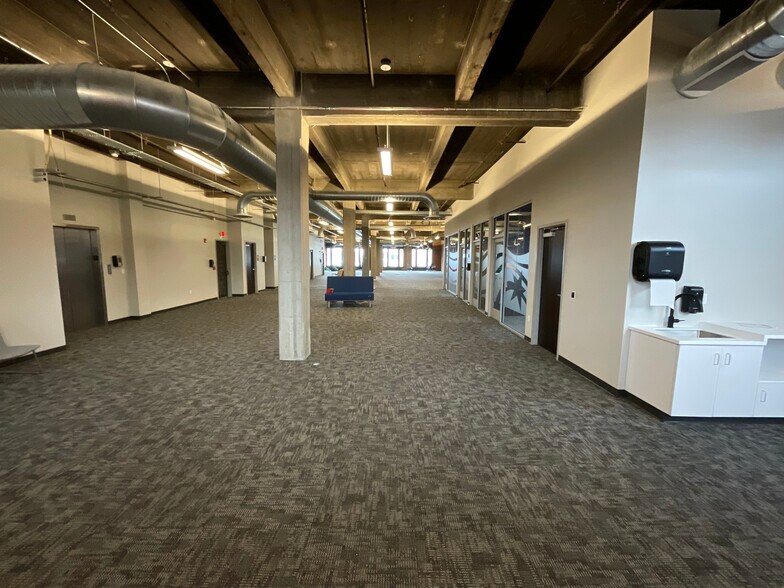 127 W Wayne St, Fort Wayne, IN à louer - Photo du bâtiment - Image 2 de 5