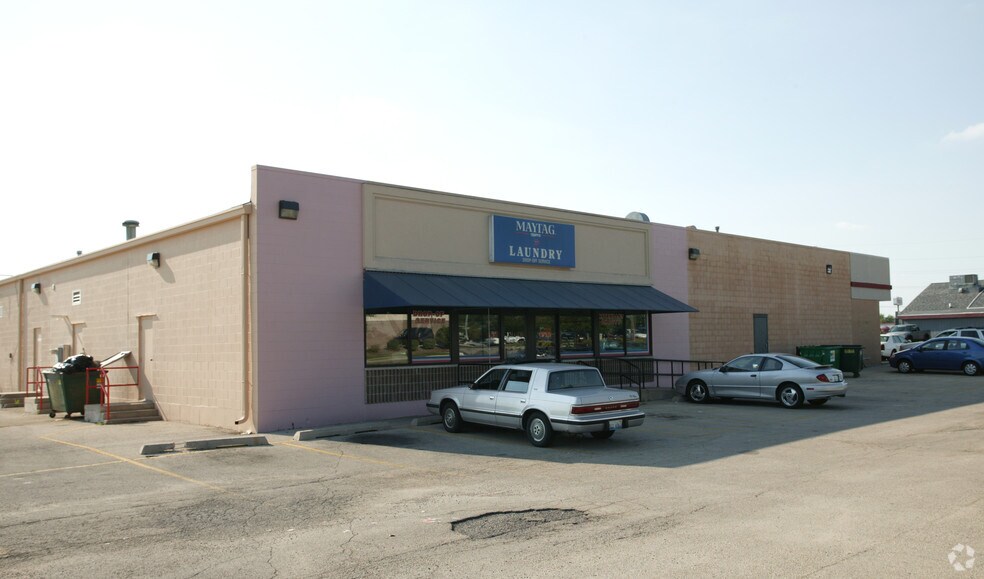 342-380 W Chrysler Dr, Belvidere, IL for sale - Building Photo - Image 2 of 15