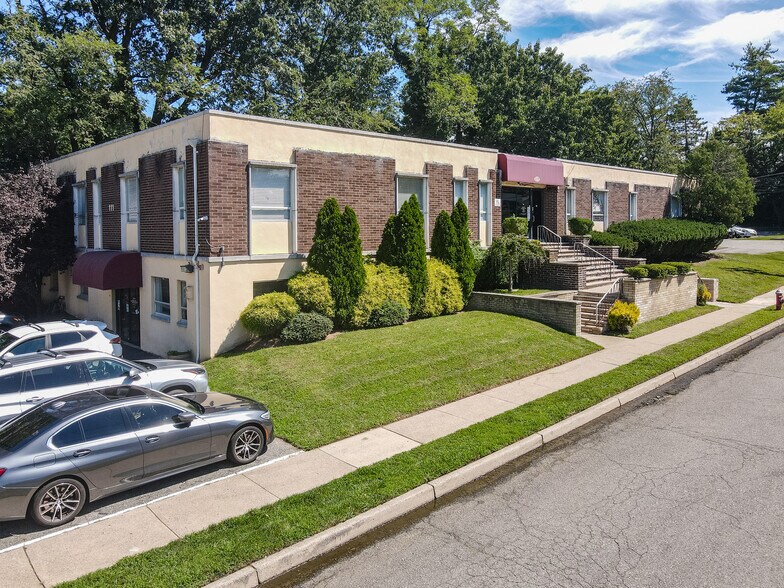 111 Galway Pl, Teaneck, NJ à vendre - Photo du bâtiment - Image 1 de 61