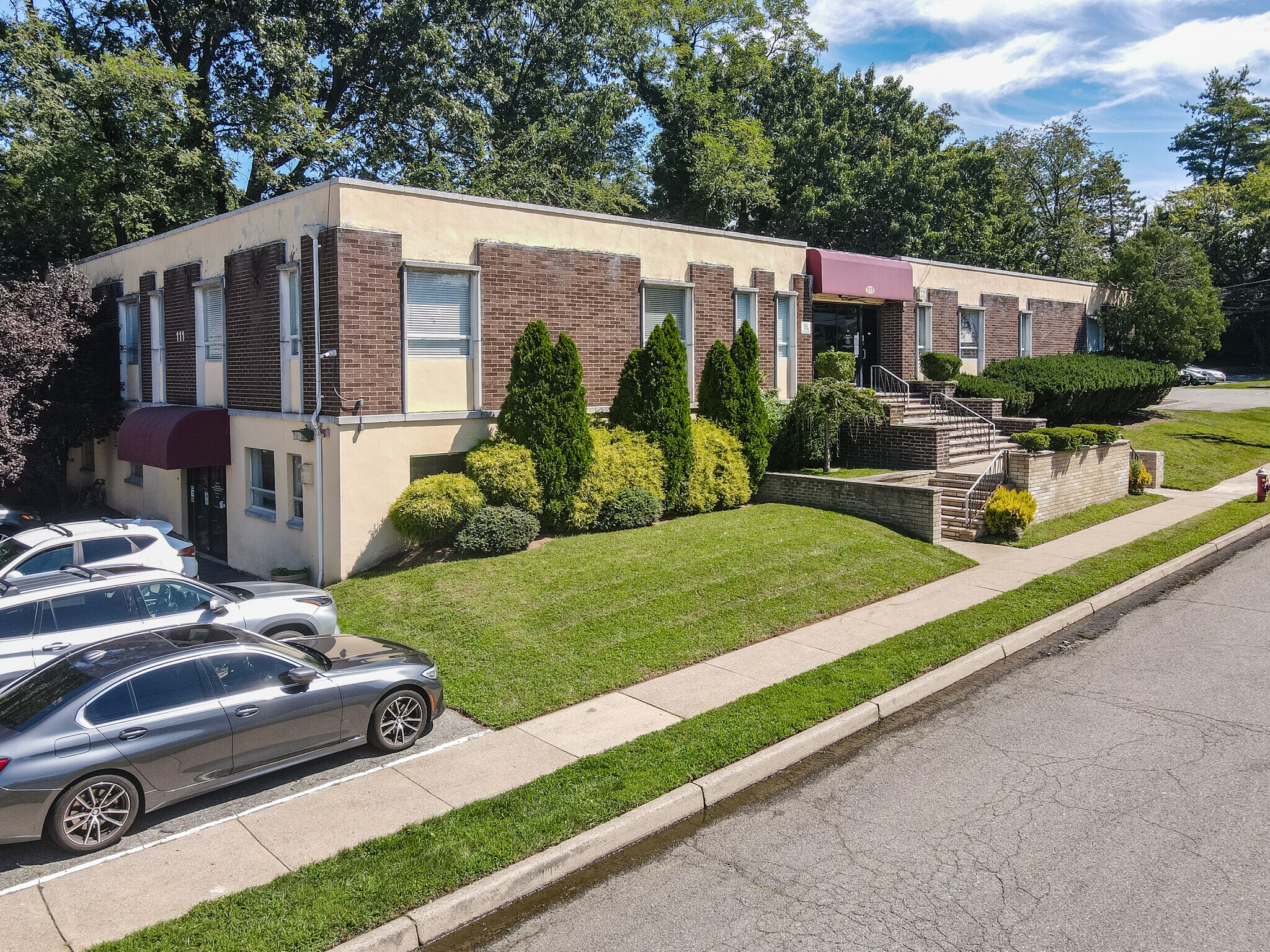 111 Galway Pl, Teaneck, NJ à vendre Photo du bâtiment- Image 1 de 62