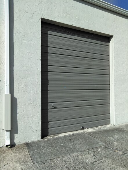 1700 Latham Rd, West Palm Beach, FL à louer - Photo du bâtiment - Image 2 de 13