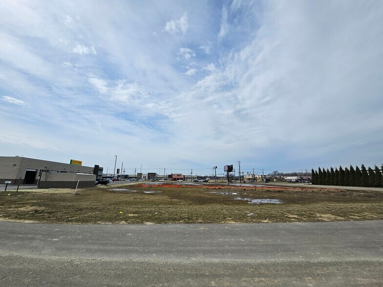 2847 Green River Rd, Evansville, IN à vendre - Photo du bâtiment - Image 2 de 7