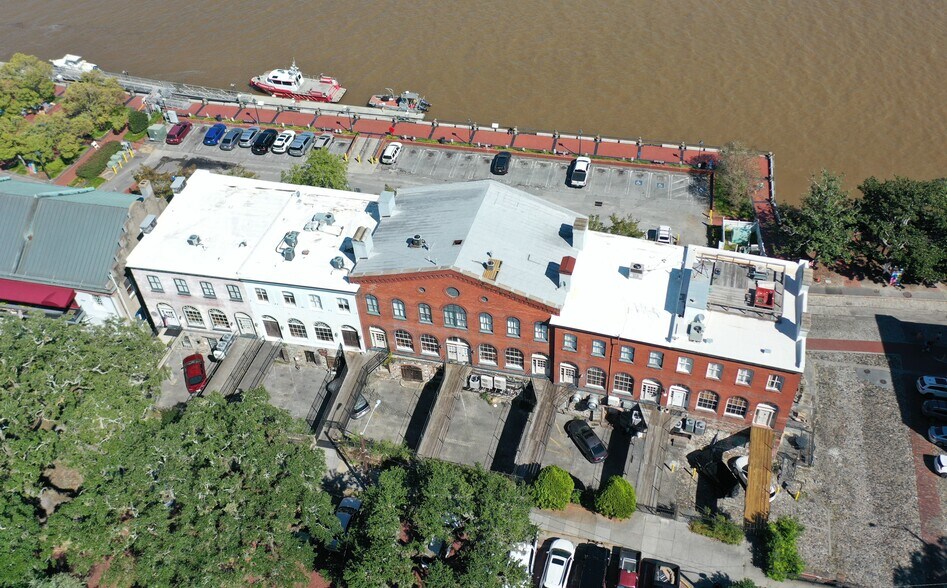 215 E River St, Savannah, GA à louer - Photo du bâtiment - Image 1 de 15