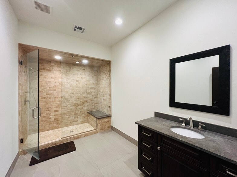 5716 NW 135th St, Oklahoma City, OK for lease - Interior Photo - Image 2 of 14