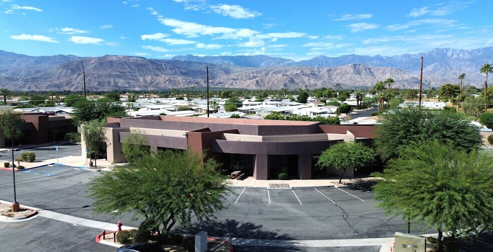 39810 Portola Ave, Palm Desert, CA à louer - Photo du bâtiment - Image 2 de 25