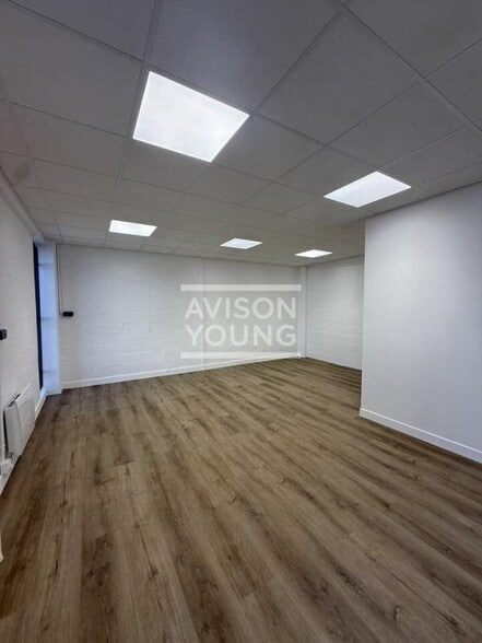 Flex in Saint-Thibault-des-Vignes for lease - Interior Photo - Image 3 of 4