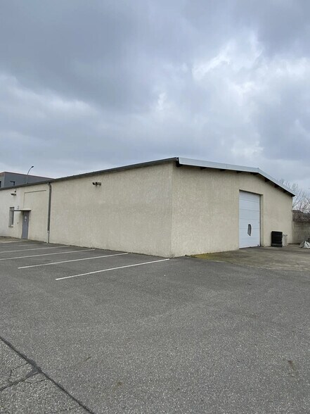 Flex in Grigny for lease - Building Photo - Image 1 of 7