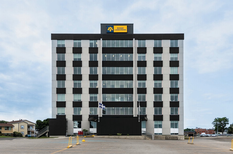 320 Rue Saint-Germain E, Rimouski, QC à louer - Photo du bâtiment - Image 1 de 5