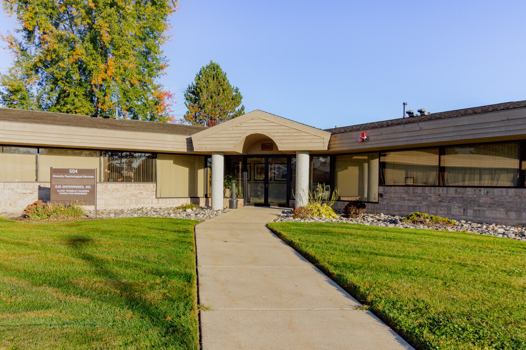 504 S Creyts Rd, Lansing, MI à louer Photo du bâtiment- Image 1 de 4