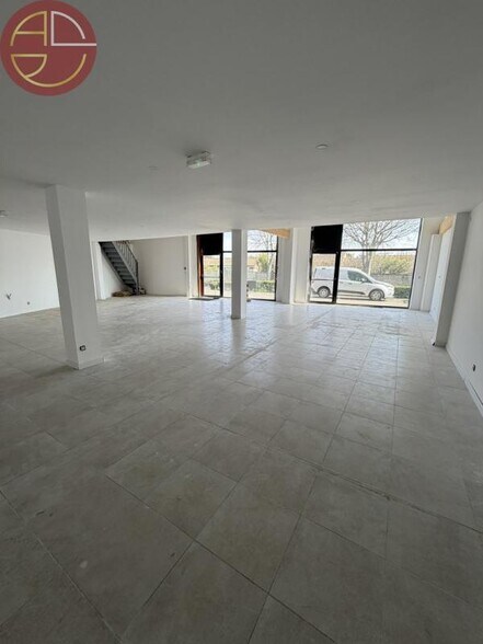 Retail in Plaisance-du-Touch for lease - Interior Photo - Image 3 of 4
