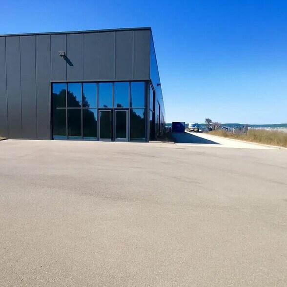 Local d'activités dans Vaulx-Milieu à vendre - Photo du bâtiment - Image 2 de 8