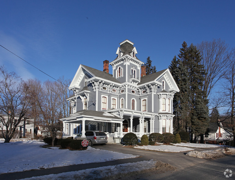 55 Walnut St, Winsted, CT à vendre - Photo principale - Image 1 de 1