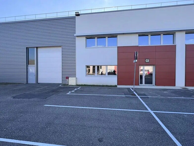 Flex dans Saint-Priest à louer - Photo du bâtiment - Image 2 de 5