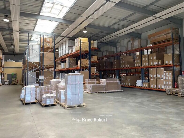 Bureau dans Pommiers à louer - Photo du bâtiment - Image 3 de 23