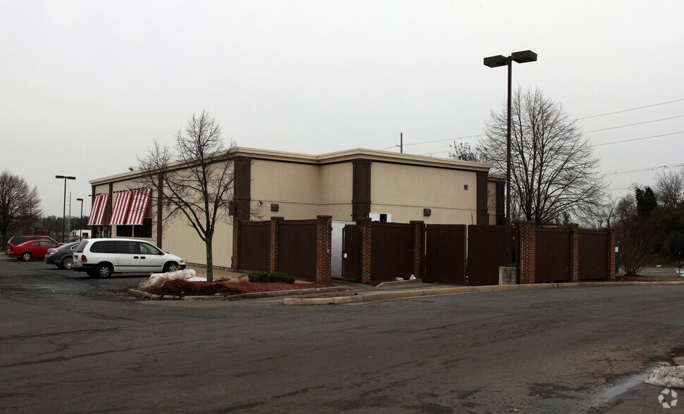 7401 Sudley Rd, Manassas, VA à louer - Photo du bâtiment - Image 2 de 3