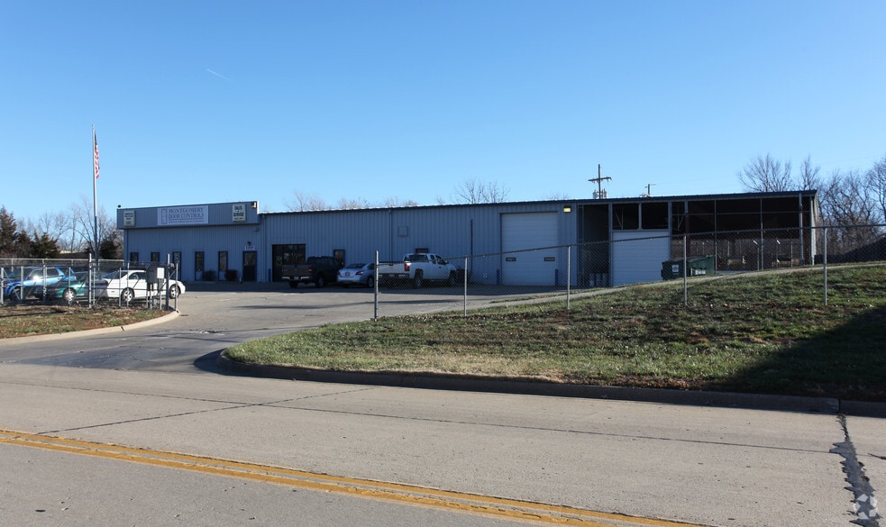 2300 SE Lakewood Blvd, Topeka, KS for sale - Primary Photo - Image 1 of 3