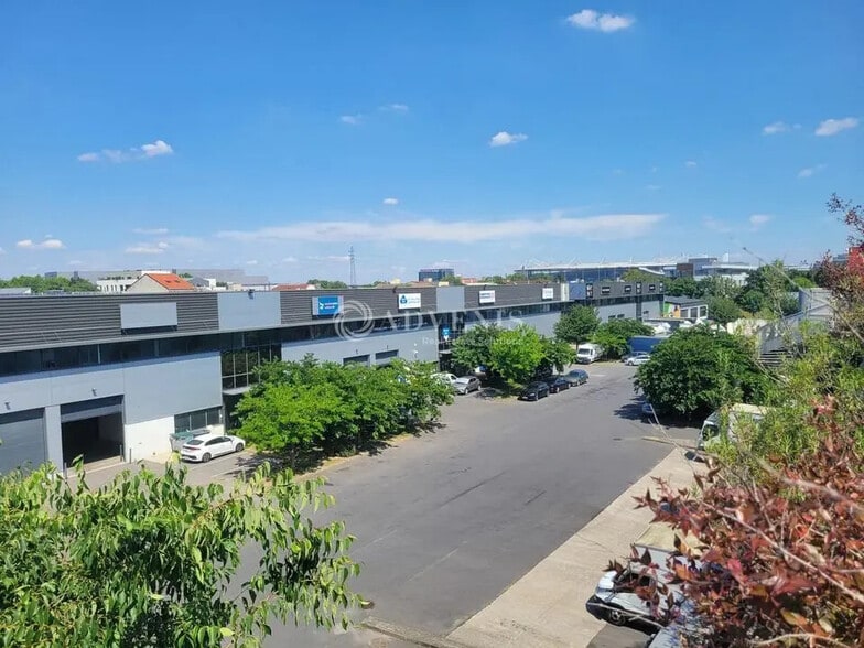 Flex in Saint-Denis for lease - Building Photo - Image 1 of 12