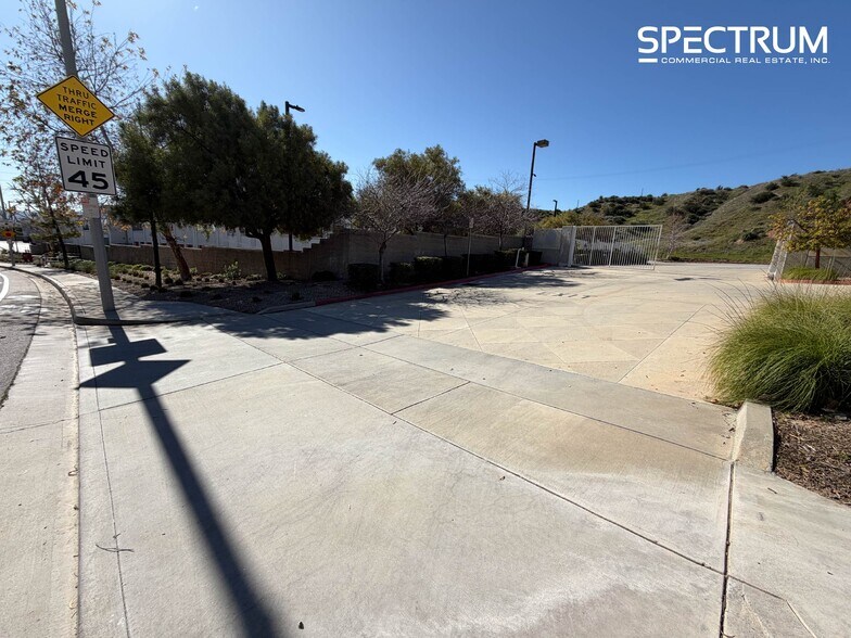 28141 Kelly Johnson Pky, Santa Clarita, CA à louer - Photo du bâtiment - Image 3 de 10