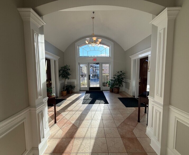 708 Florsheim Dr, Libertyville, IL à louer - Photo du bâtiment - Image 3 de 8