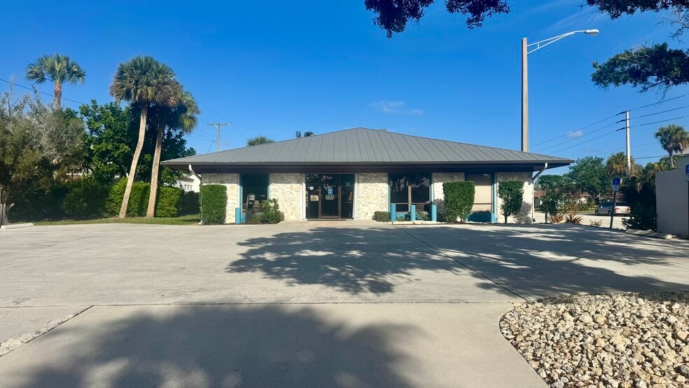 1027 SE Ocean Blvd, Stuart, FL for lease - Building Photo - Image 2 of 6