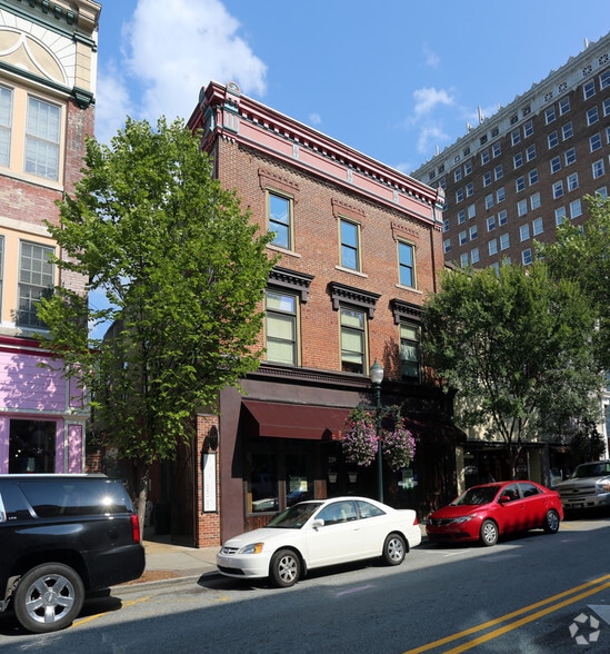 229 S Elm St, Greensboro, NC for lease - Primary Photo - Image 1 of 4