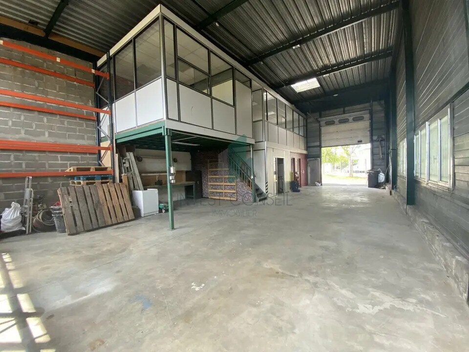 Flex in Le Plessis-Bouchard for lease Building Photo- Image 1 of 10