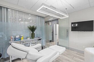 1631 Dickson Av, Kelowna, BC for lease Interior Photo- Image 2 of 6