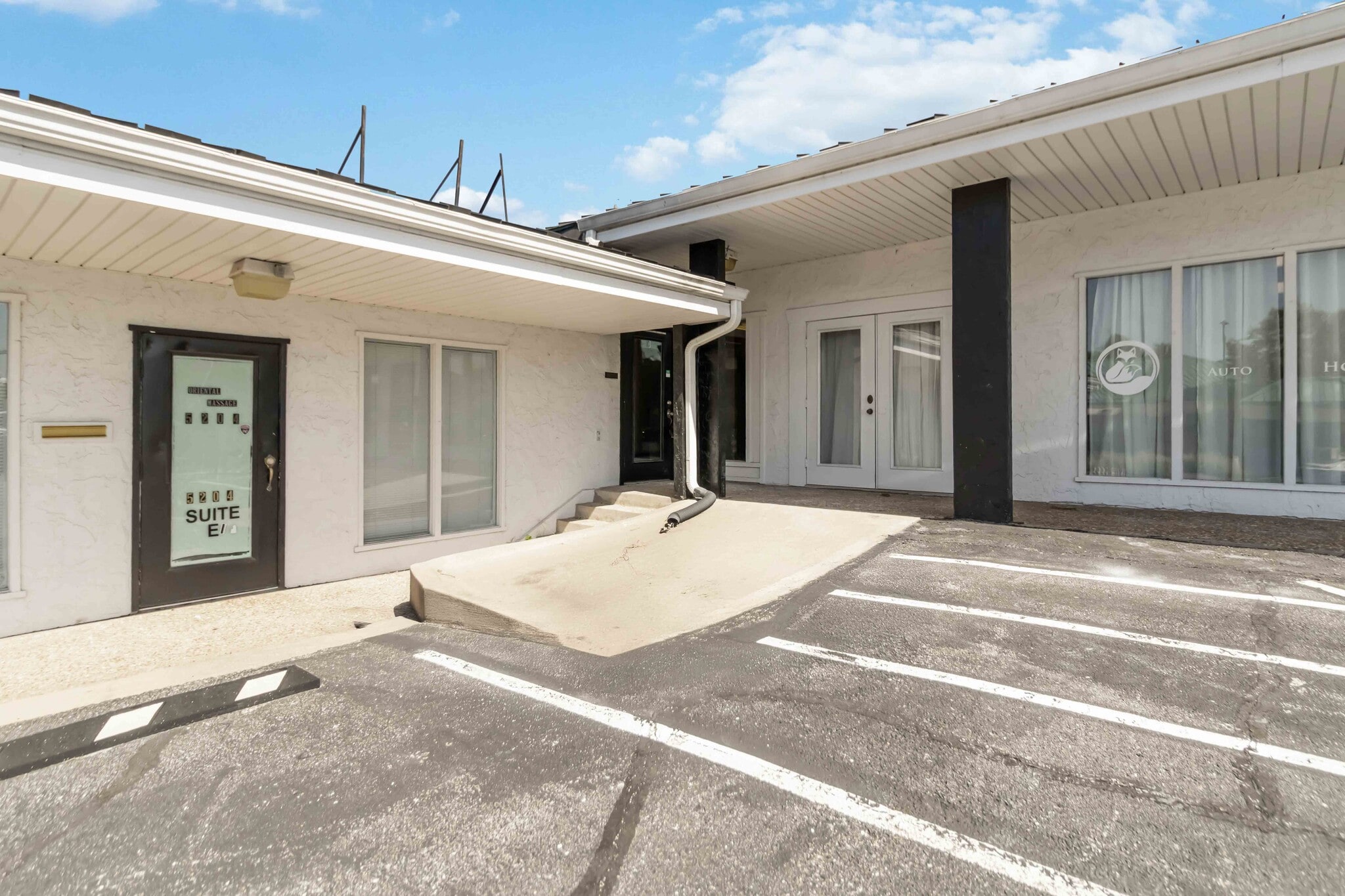 5204 S Thompson St, Springdale, AR for lease Interior Photo- Image 1 of 32