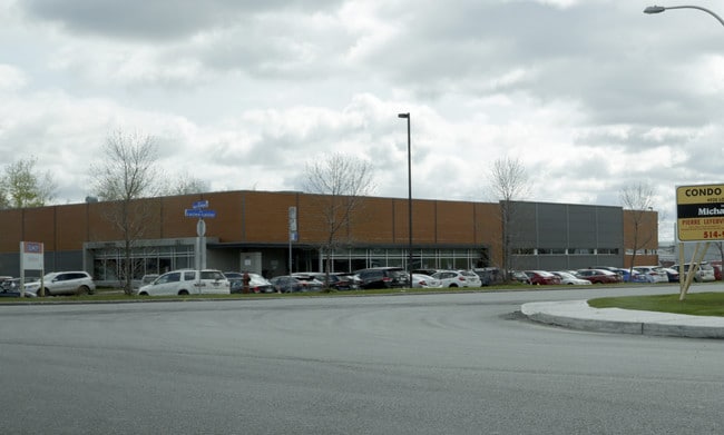 Plus de détails pour 4800 Rue Louis-B.-Mayer, Laval, QC - Spécialité à vendre