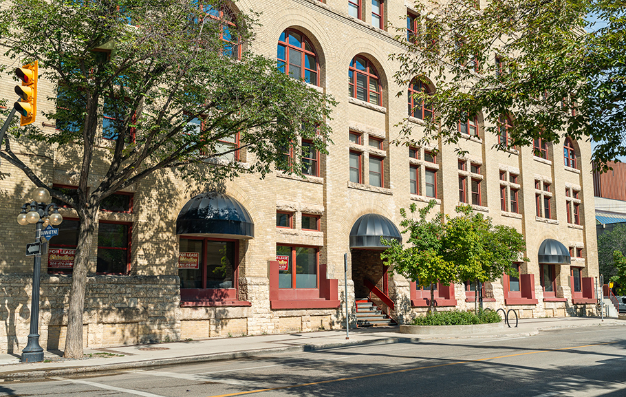 171 Bannatyne Av, Winnipeg, MB à louer - Photo du bâtiment - Image 2 de 15