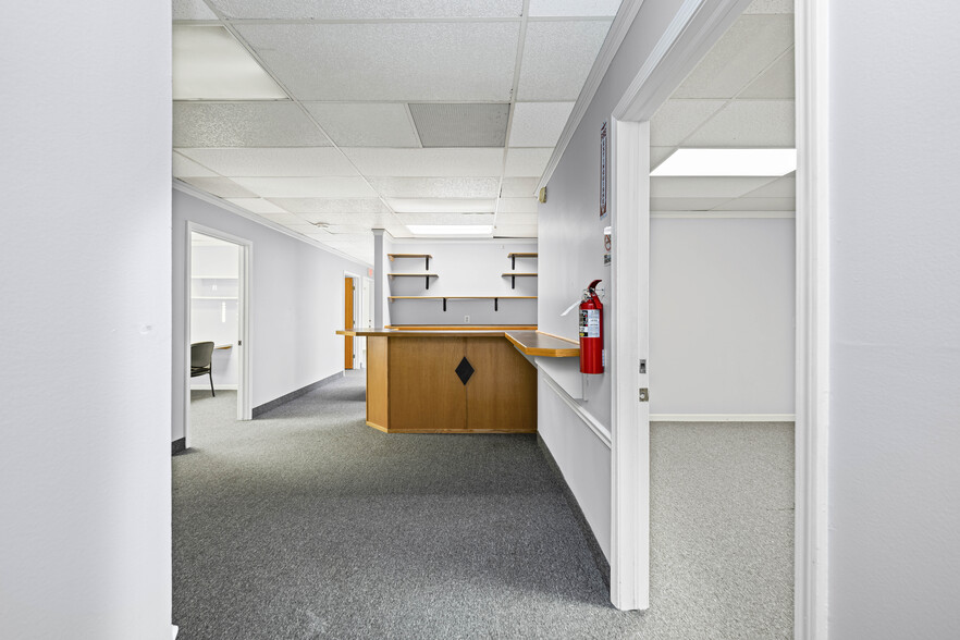 30521 Schoenherr Rd, Warren, MI for lease - Interior Photo - Image 3 of 31