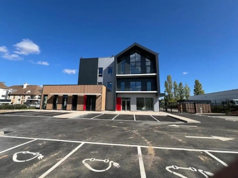 Office in Plaisir for lease - Building Photo - Image 1 of 8