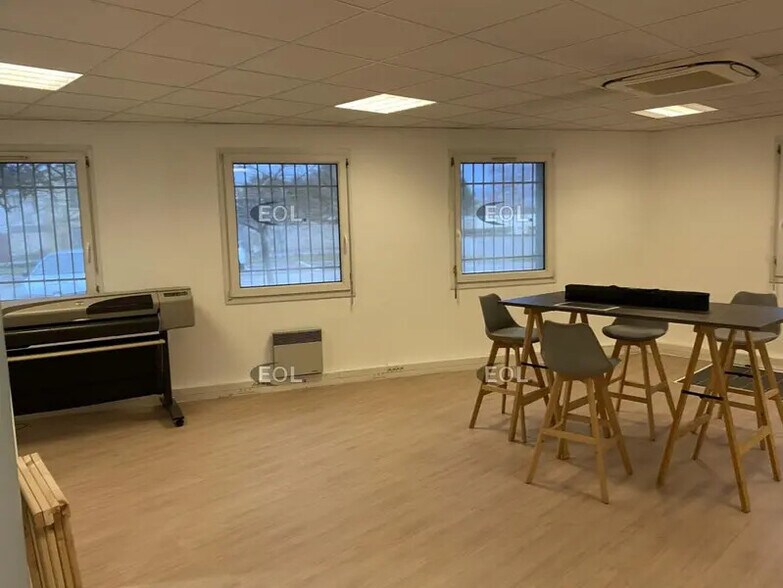 Industrial in Toussieu for lease - Interior Photo - Image 2 of 10