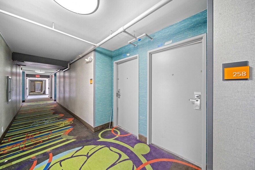 10610 Marty St, Overland Park, KS à vendre - Photo intérieure - Image 3 de 5