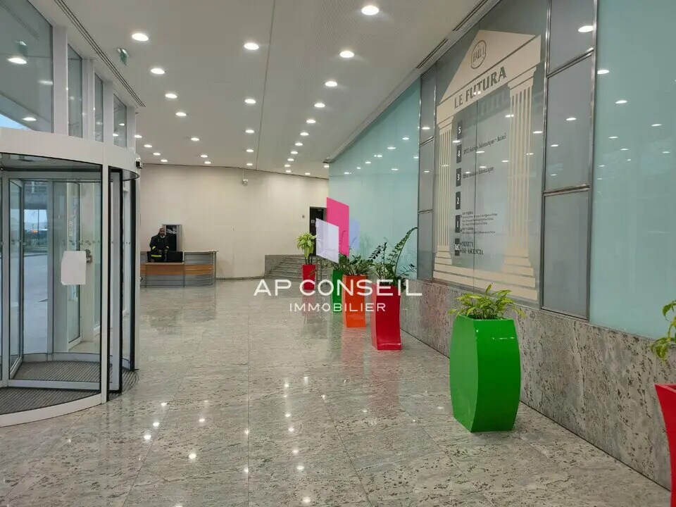 Bureau dans Montigny-le-Bretonneux à louer Hall d’entrée- Image 1 de 4