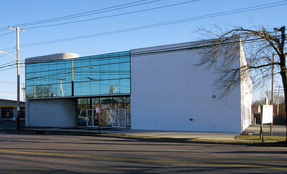 1097 Old Country Rd, Plainview, NY à louer - Photo principale - Image 2 de 34