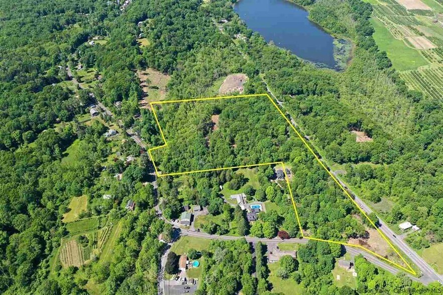 680-690 BROADWAY, Ulster Park, NY à vendre - Photo principale - Image 1 de 10