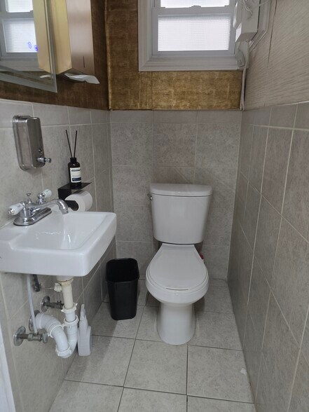 653 Van Houten Ave, Clifton, NJ à louer - Photo du bâtiment - Image 3 de 3