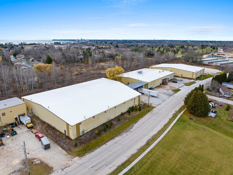 815-925 E Albert Dr, Manitowoc, WI à louer - Photo du bâtiment - Image 3 de 23