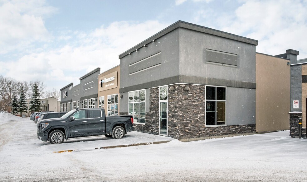 9950 Macleod Trl SE, Calgary, AB à louer - Photo du bâtiment - Image 2 de 3