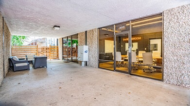 307 W Pearl St, Granbury, TX for lease Building Photo- Image 1 of 4