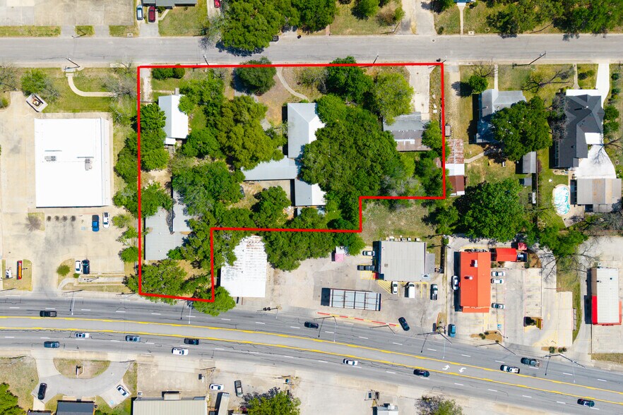725 S Brazos St, Lockhart, TX à vendre - Photo du bâtiment - Image 2 de 28