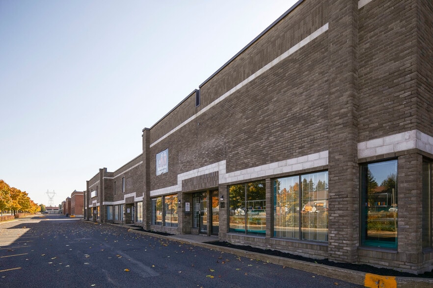 908-926 Rue Jean-Neveu, Longueuil, QC à louer - Photo du bâtiment - Image 2 de 5