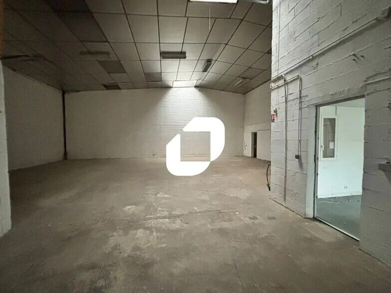 Flex in Saint-Michel-sur-Orge for lease - Interior Photo - Image 3 of 8