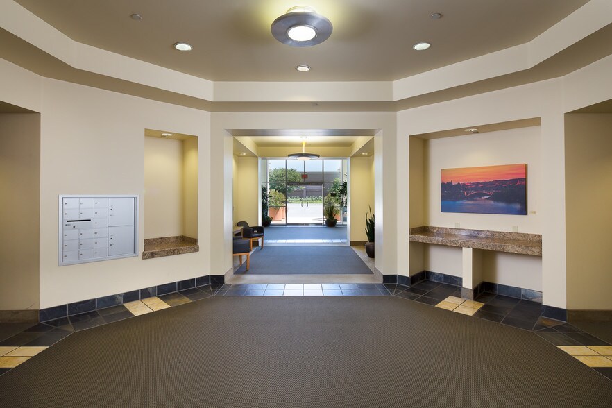 400 Plaza Dr, Folsom, CA à louer - Hall d’entrée - Image 2 de 22