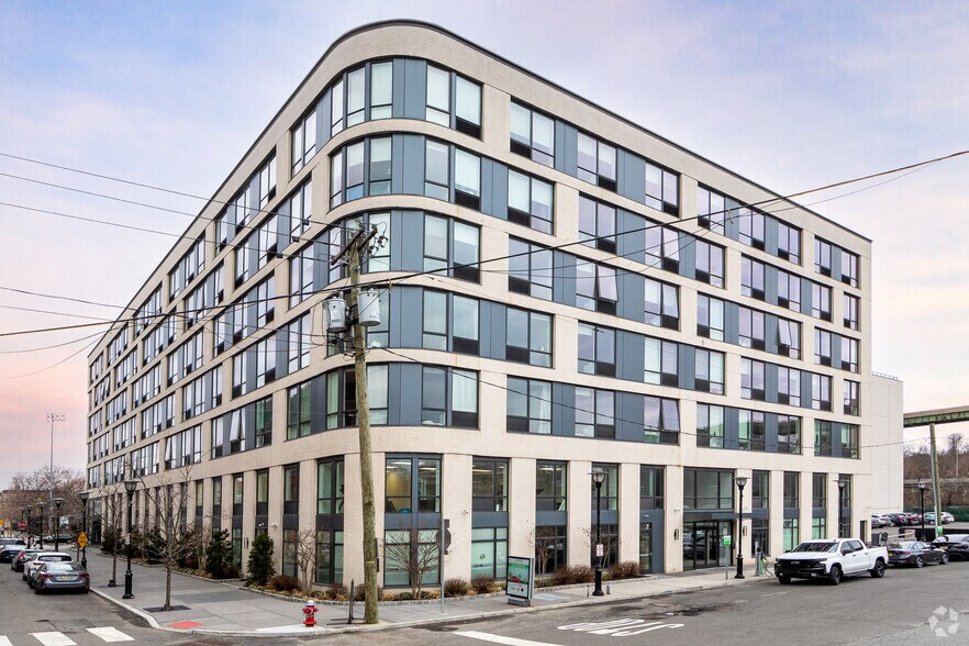 255 BRUNSWICK St, Jersey City, NJ à louer - Photo du bâtiment - Image 3 de 9