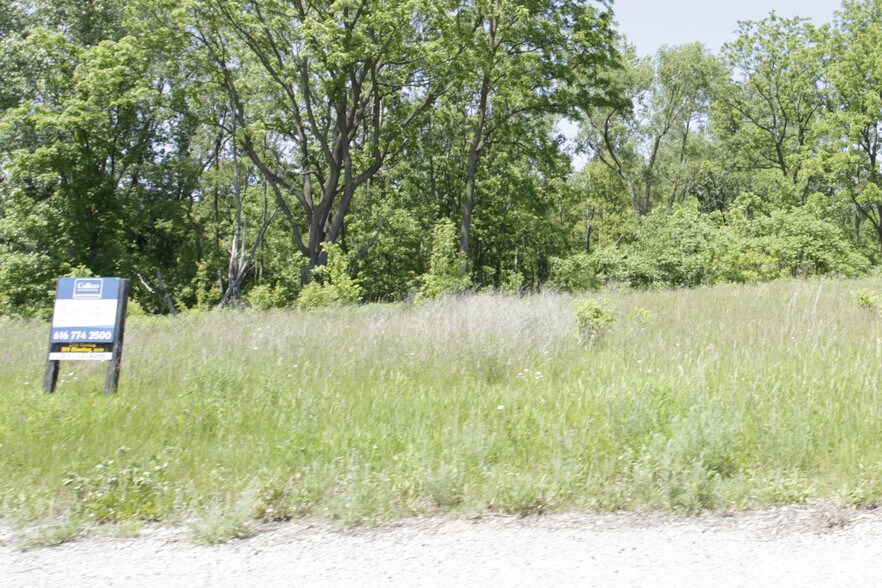 2318 East Paris Ave SE, Grand Rapids, MI à vendre - Photo du bâtiment - Image 3 de 4