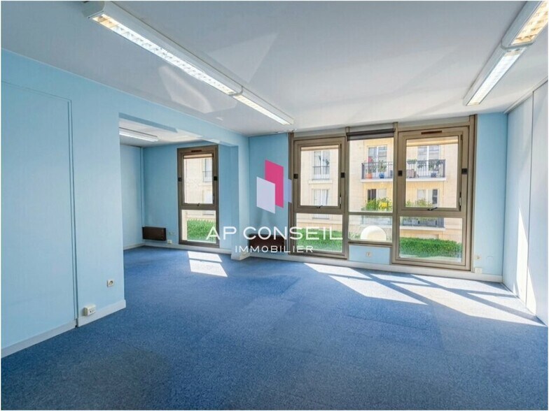Bureau dans Versailles à vendre - Photo du bâtiment - Image 2 de 14