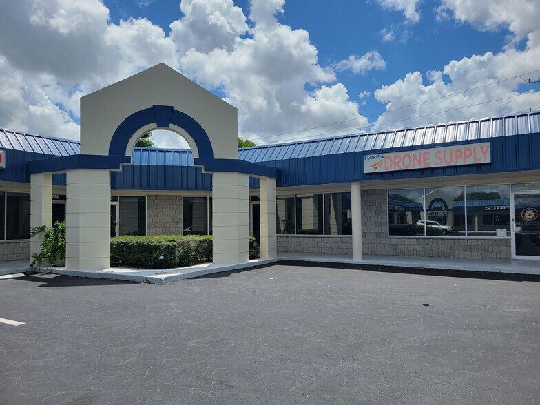 16323 S Tamiami Trl, Fort Myers, FL à louer - Photo du bâtiment - Image 3 de 6